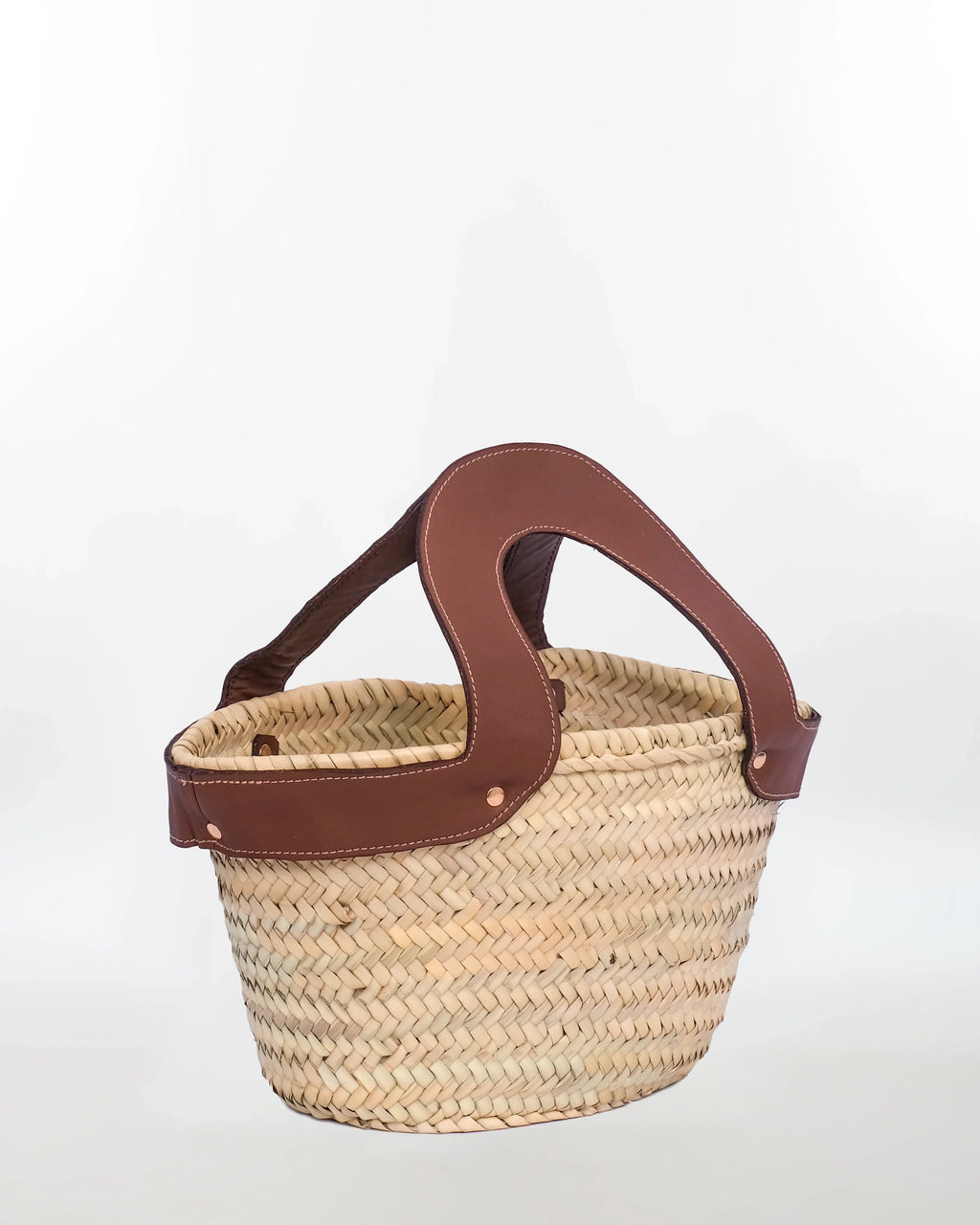 Jemure Handwoven Palm Straw Basket Bag with Brown Leather Arch Handle – Natural/Brown